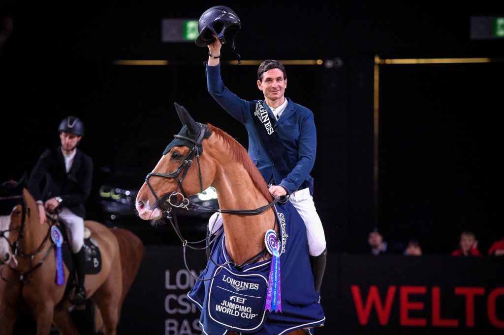 Die Weltcup Siegerehrung: Steve Guerdat (SUI) auf Victorio des Frotards (Bildquelle: «Longines CSI Basel/Katja Stuppia»).