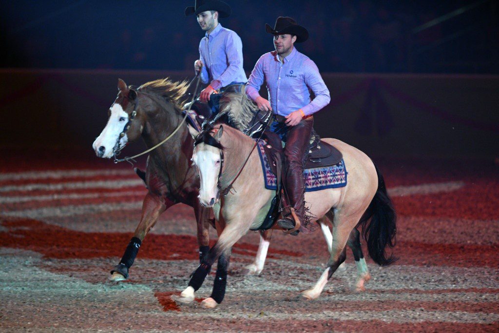 Ausbilder Niklas Ludwig vom Stall Ludwig vermittelt an der Pferd Bodensee die Grundkenntnisse für das Erlernen vom Reining sowie verschiedener Manöver des Westernreiten.