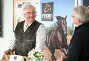 Pressezentrum West: Fahrsportexperte Daniel Würgler (l) im Gespräch mit Wolfgang Köhle, Perssesprecher der Messe Friedrichshafen