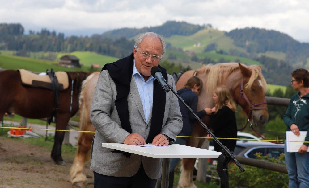 Alt-Bundesrat Johann Schneider-Ammann lobt die spürbare Passion für die Arbeit mit Kindern und Pferden im Sonderschulinternat Hemberg (Foto: PD)