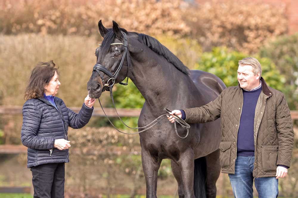 Rubin Royal OLD mit seiner Züchterin Harli Seifert (l.) und dem DLZ-Betriebsleiter Wolfgang Stagge (r.). (Foto Tanja Becker)