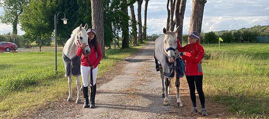 Bildlegende: Lea Kehlhofer mit Ay Eliza und Nina Lissarrague mit Koweit Mouthes | © privat