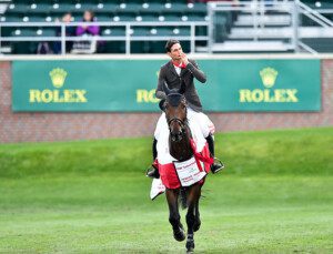 Steve Guerdat und Venard de Cerisy auf der Ehrenrunde in Spruce Meadows. (Foto: Spruce Meadows Media/ Mike Sturk).