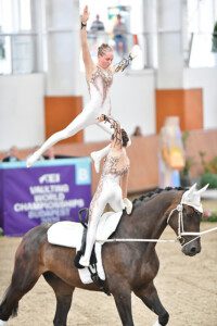 Jana und Alicia Bärtschi auf Cyrano CH an der Longe von Pascale Taillez anlässlich der FEI Voltige WM in Budapest 2021: (Photo: im|press|ions – Pascal Duran / Daniel Kaiser)