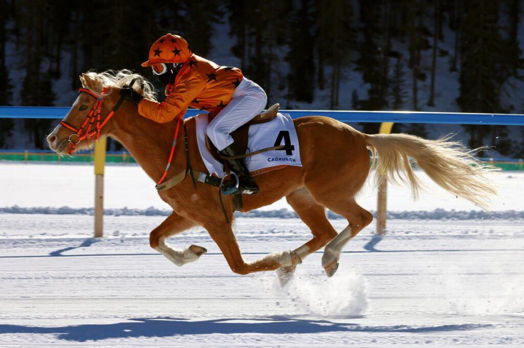 Wer wird spaeter einmal Jockey? Reitbegeisterte Jugendliche jagen auf Ponys über die White-Turf-Piste. Impression von den White Turf Family Days - einem pferdesportlichen Event für Kinder und Jugendliche - am Vortag des 1. Rennsonntages von White Turf St. Moritz am 5. Februar 2022 in St. Moritz. swiss-image.ch/Photo Andy Mettler