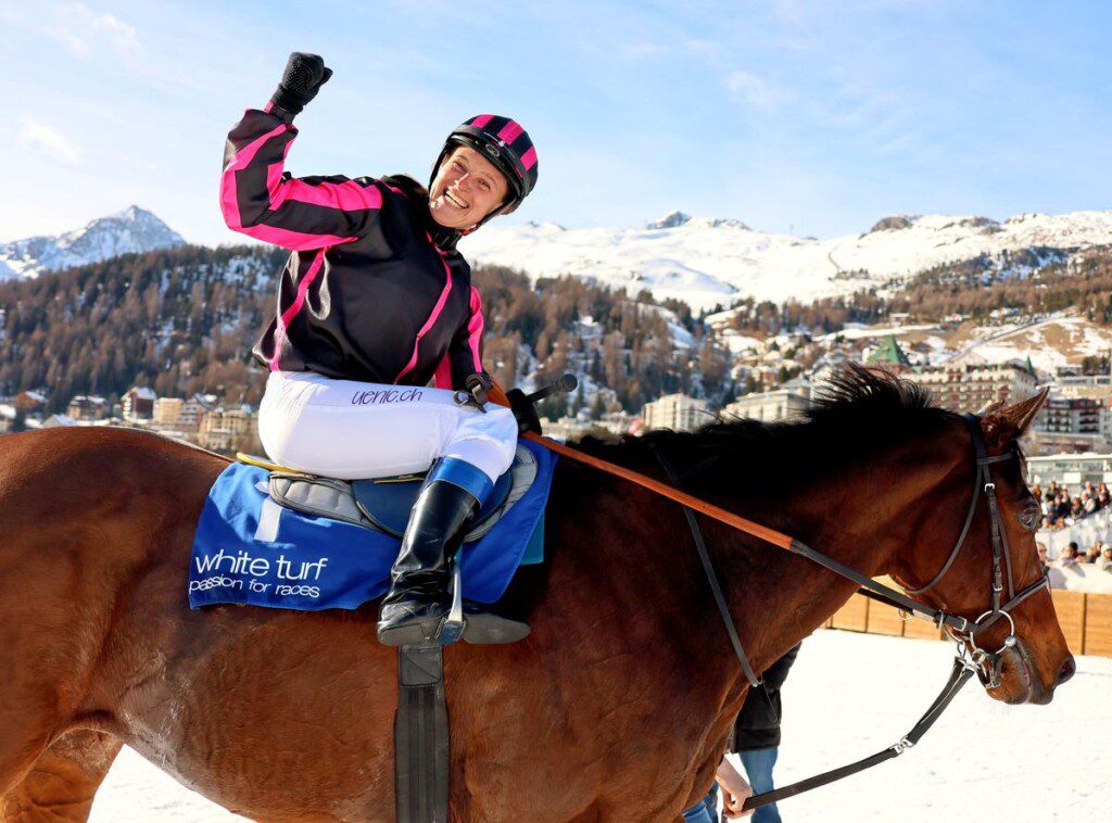 Carina Schneider auf Samuari gewinnt das Flachrennen ‘Preis von Pontresina’ am dritten Renntag von White Turf St. Moritz am 20. Februar 2022 auf dem gefrorenen St. Moritzersee. (Bild swiss-image.ch/Andy Mettler)