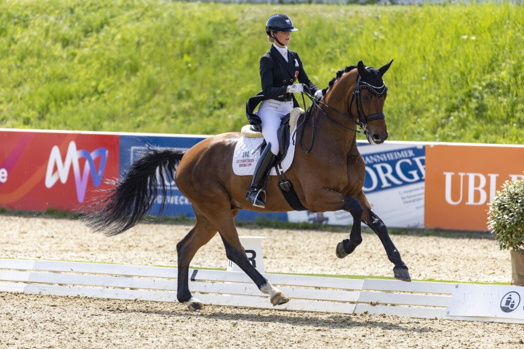 Briatore NRW und Andrina Suter gewinnen die 2. Finalqualifikation zum NÜRNBERGER BURG-POKAL 2022 beim Mannheimer Maimarkt-Turnier. (Foto: Stefan Lafrentz) ­