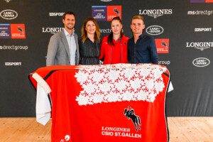 Bildlegende: (von links nach rechts) Michel Sorg (Equipenchef der Schweizer Springreiter), Nayla Stössel (OK-Präsidentin Longines CSIO St. Gallen), Joana Schildknecht (Nachwuchs-Springreiterin) und Bryan Balsiger (Schweizer Elite-Springreiter). Bild: Katja Stuppia/CSIO