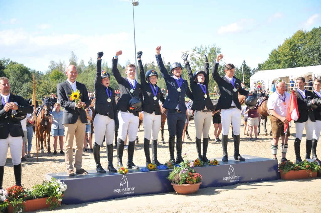 Den Eventing European Cup gewann Deutschland sowohl in der Mannschafts- als auch in der Einzelwertung dank des jungen Nicholas Goldbeck und seines Wallachs Chintano 7 den Gesamtsieg. Die Schweiz belegte den fünften Platz in der Mannschaftswertung und gewann dank Christine Lang und Cooper die Bronzemedaille in der Einzelwertung. (equissima® – Alice de Laromiguière)