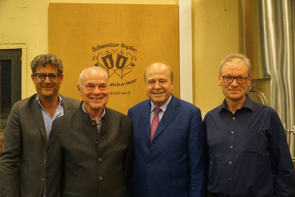 Das neuegewählte Co-Präsidium mit Peter Meuli (rechts) und Dr. Michael Schmid (links). In der Mitte Heinrich Strehler als abtretendes Vorstandsmitglied und Christoph Müller, der abtretende Präsident.