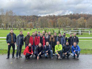 Credit Suisse Mitarbeiter krempeln auf der Aarauer Pferderennbahn die Ärmel hoch. (zVg)