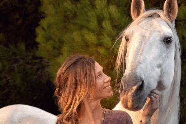 Fressen, Freunde, Freiheit – Was bringen neue Erkenntnisse zur natürlichen Tagesstruktur von Pferden?